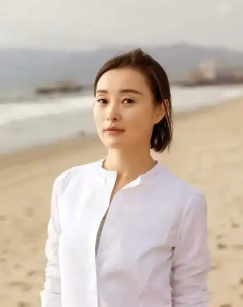 2,50岁吴越越老越寒酸!私生活曝光背心抽丝廉价,剪短发脱发太严重