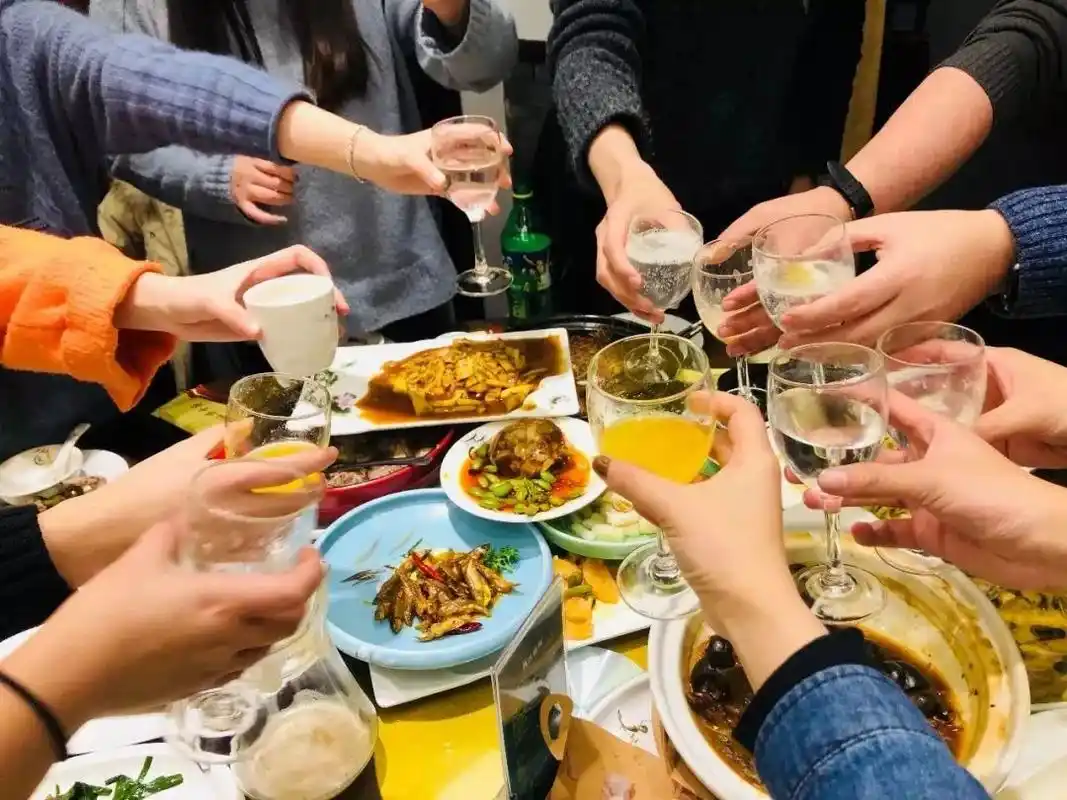 喝酒当场身亡!同桌赔61万……春节请人吃饭一定要注意_聚餐