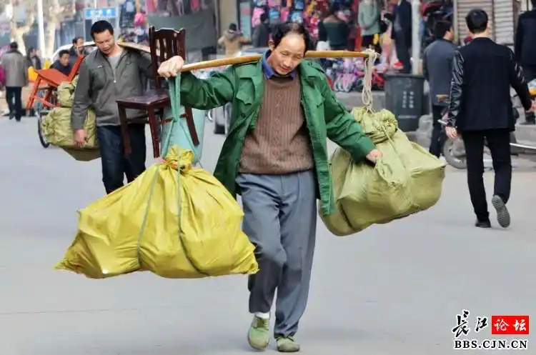 大年初七汉正街扁担的新年第一挑
