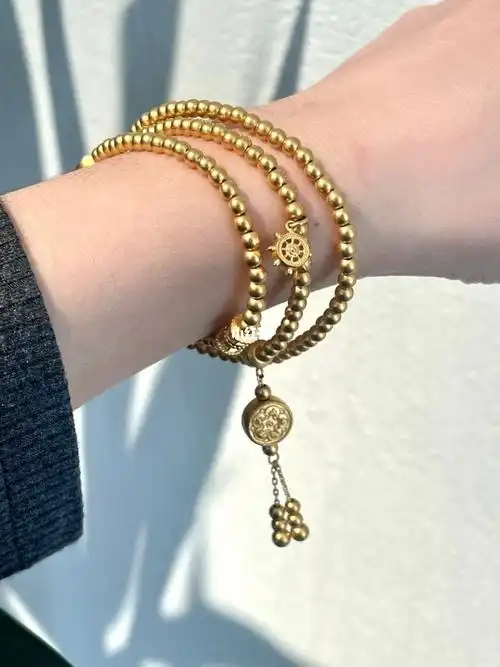 周大福新款手链美满莲莲这款设计灵感来源于莲花,中间搭配了宝相花