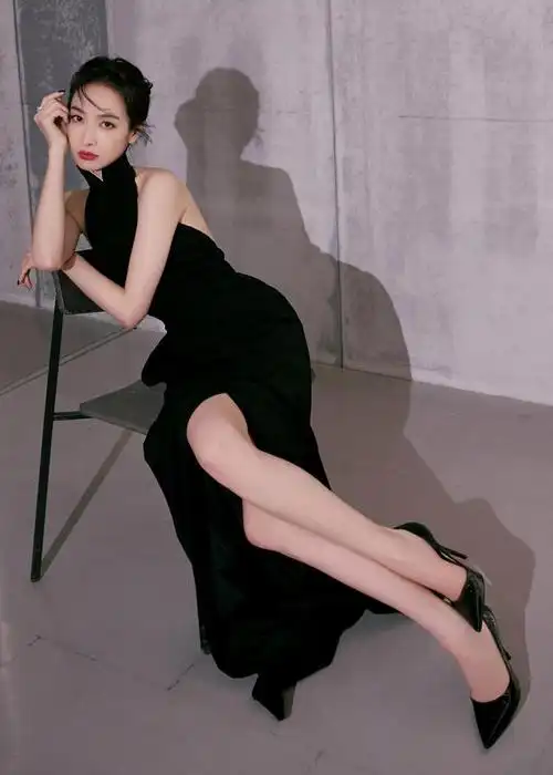 宋茜全露背黑色分叉长礼裙出镜,搭配黑色高跟鞋,诠释什么是妩媚性感.