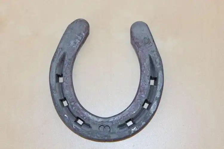 金属蹄铁图片-木壁上生锈的马蹄素材-高清图片-摄影照片-寻图免费打包
