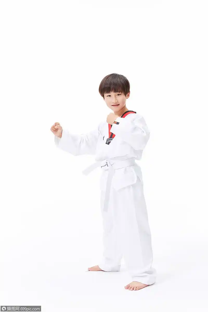 小男孩练跆拳道