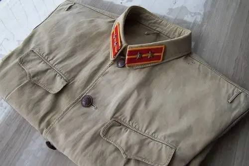 六十年代出品的旧式军服上衣