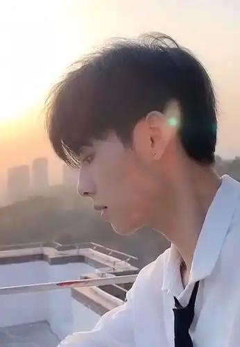 ▼棱角分明,鼻子挺拔感受一下帅哥的侧脸还是这个立牌就是照着他的