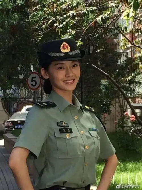 这是真正的军人,穿07式军装英姿飒爽,能把芳华演好是有原因的