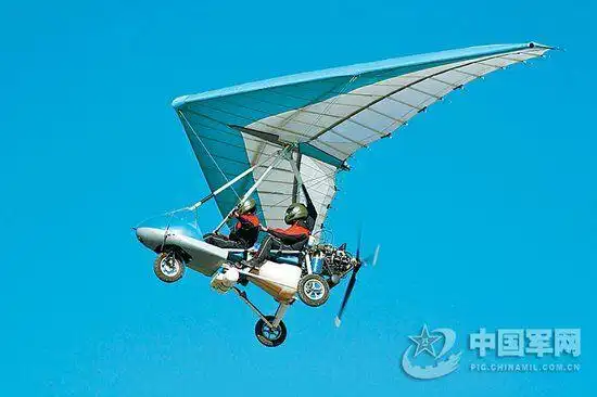 解放军轻型动力飞行器单机飞行.