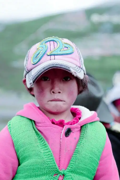 小孩脸上的特殊高原红,看到生人很腼腆