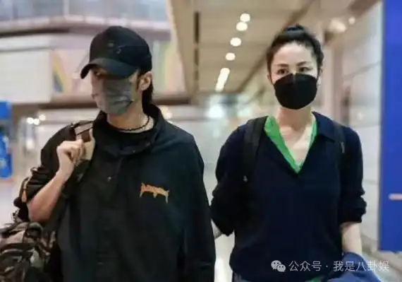 王菲谢霆锋回国被拍,机场刻意晒恩爱甜蜜幸福疑似报复张柏芝_低调