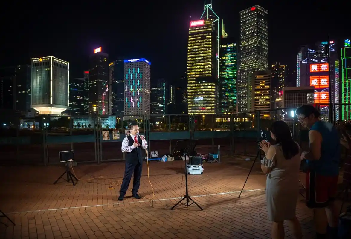 香港街头歌手演出受影响希望用音乐为城市打气