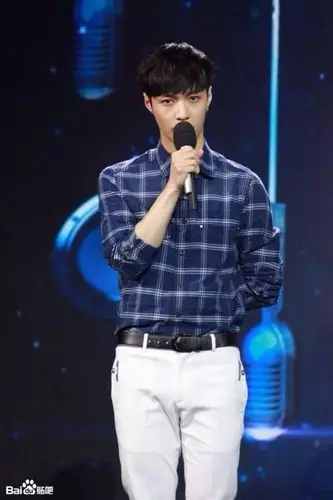 张艺兴穿蓝色格子衣服和白裤子的图片,好像是做什么主持人