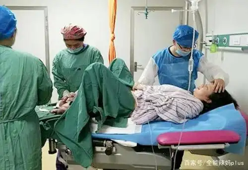 产房里产妇哭喊:别救我,先救我老公!看到奇葩老公,网友炸了锅