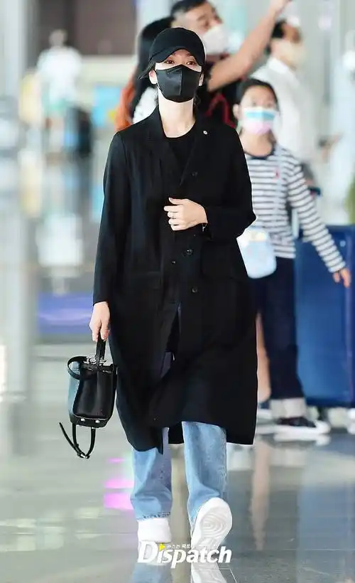 白到发光41岁宋慧乔现身机场休闲又洒脱67