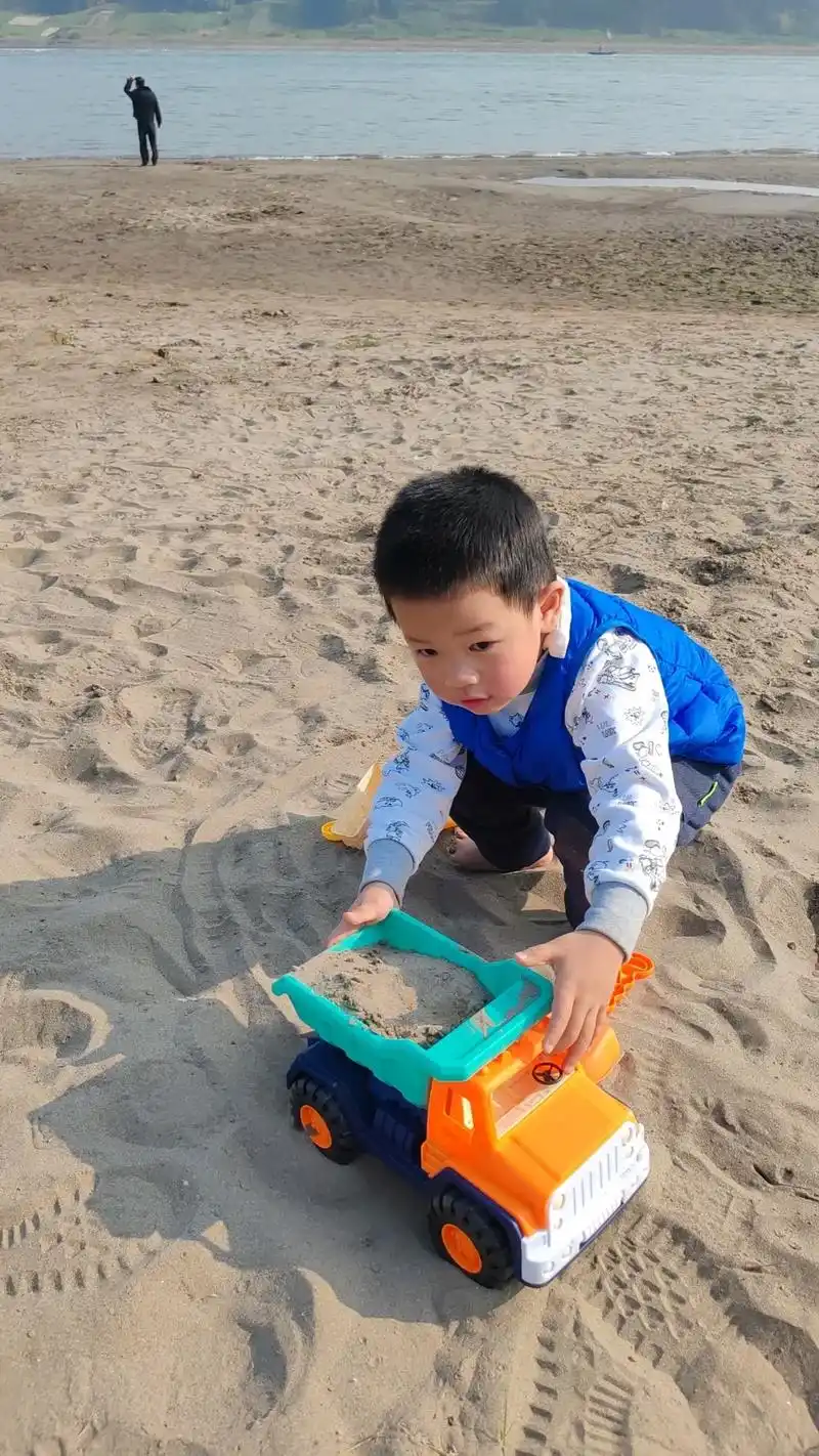 沙滩上的萌宝 喜欢玩沙子的小朋友