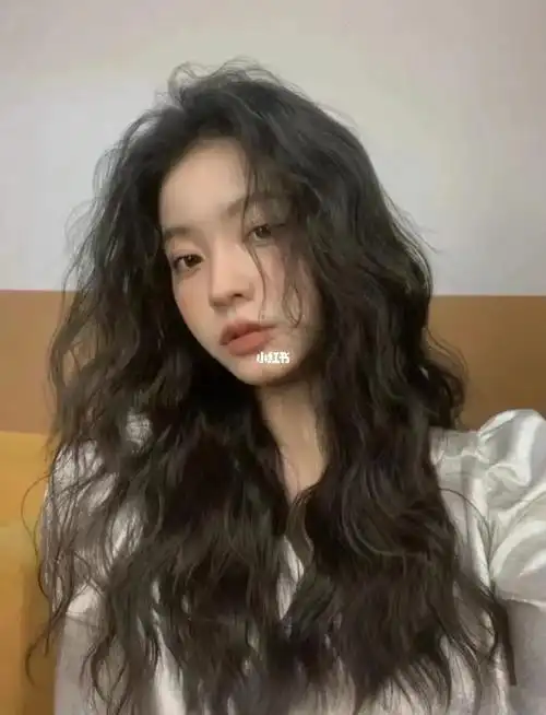 中长发烫这样的卷发很显活力