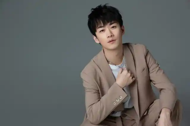 不求人送给粉丝们的七夕礼物是一组他最近拍的帅气写真,六宫格铺满,每