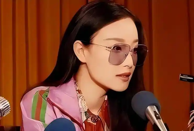 演技再优秀,也救不了"疯狂擦边"的倪妮_李宇春_张艺谋_互动