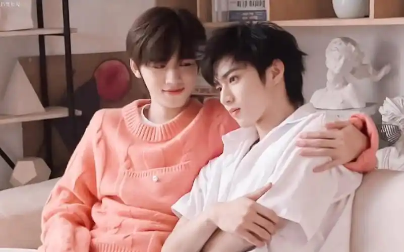 进校 文嘴损一吃蛋糕 文轩磕自己cp vlog轩声音出镜文醋 轩身材好)