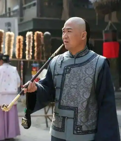 纪晓岚与和珅为什么在《铁齿铜牙纪晓岚》里的两个人感觉像损友?