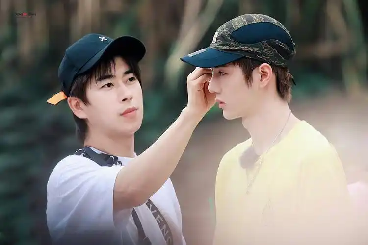 王逸铎是只给王一博做妆发吗他好像周艺轩他接乐华外的私活吗我对他很