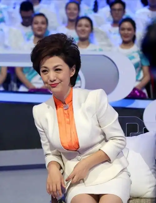 央视最强女主播!海霞念11分钟急稿零失误,穿职业装气质太出众