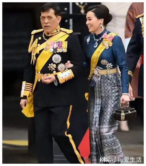 当年苏提达戴着大件钻石珠宝,身穿精美泰服在一众王室女眷里脱颖而出