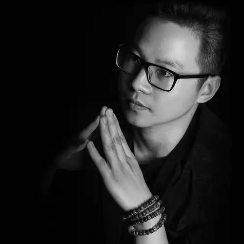 极黑极简的个人形象照会提升室内设计师的设计费吗