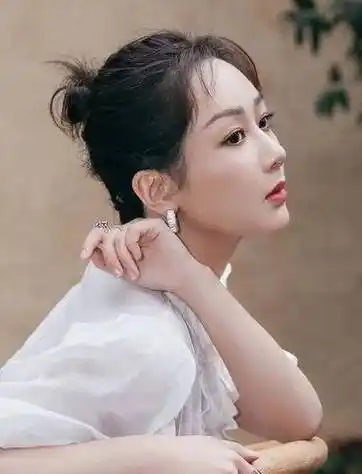 她主演了多部电视剧和电影,包括家庭情感剧,老爸回家,以及播出了琼瑶