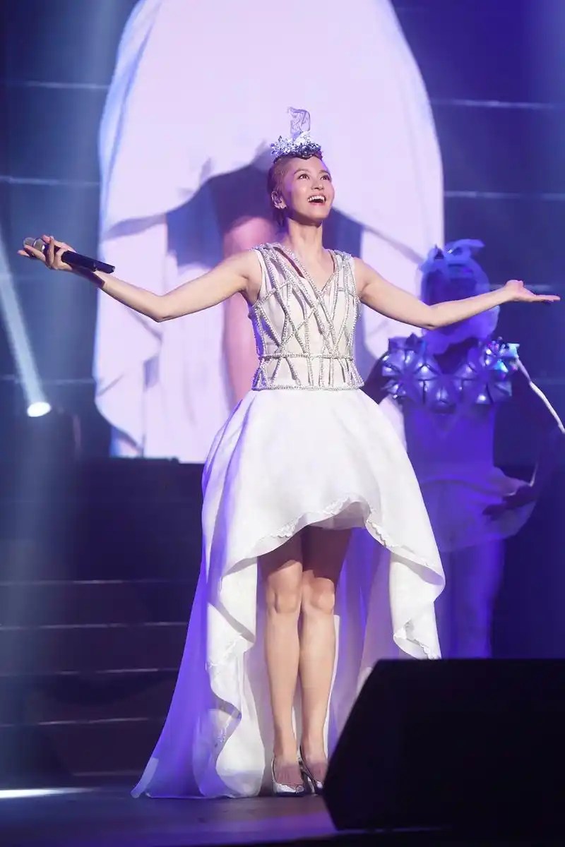 梁咏琪美国举办演唱会70岁音乐老师到场令其飙泪