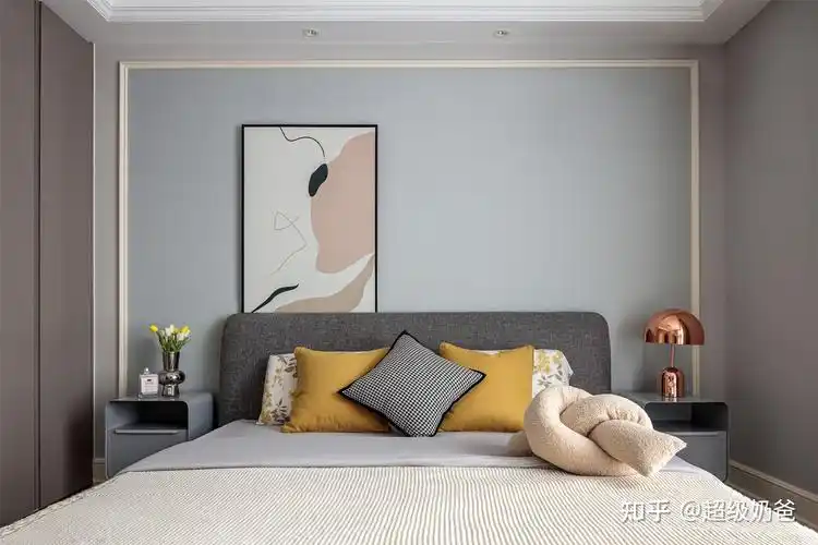 主卧墙壁涂刷乳胶漆,且运用素色的壁纸来营造干净轻松的睡眠氛围.