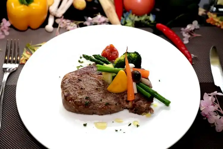 精美摆盘的牛排图片西餐美食牛肉牛排肉类