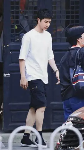 王一博四川自贡录制《天天向上》,白t短裤,一身look简约清凉