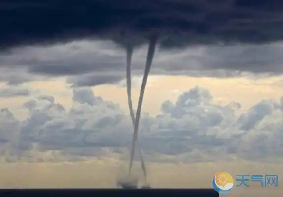 夏威夷水火龙卷风【组图】