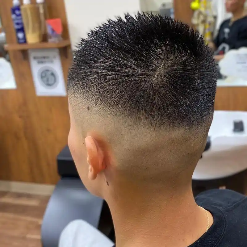 对于年轻一点儿的男士可以选择三面光搭配顶部碎发不连接,三面推光