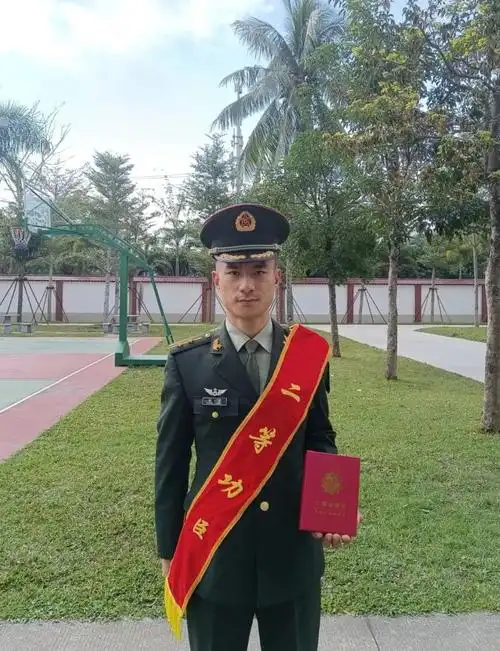 程龙同志学习给该旅军官程龙记二等功一次日前,南部战区陆军某海防旅