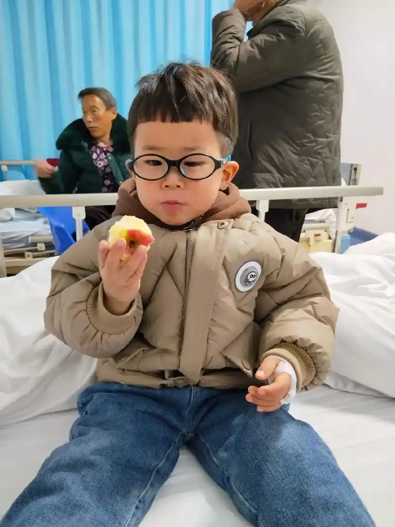 斜视手术恢复 宝贝手术很成功,今天术后第二天,精神状态还不 - 抖音