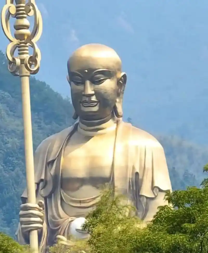 九华山地藏王菩萨铜像,高99米, 总造价15亿,耗费10年才建成.