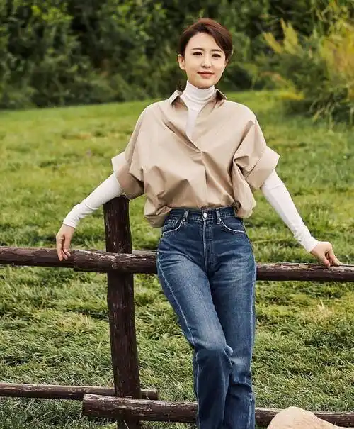 电视女主持张蕾穿空姐服,优雅气质胜过空姐,不修图的腿太真实_时尚