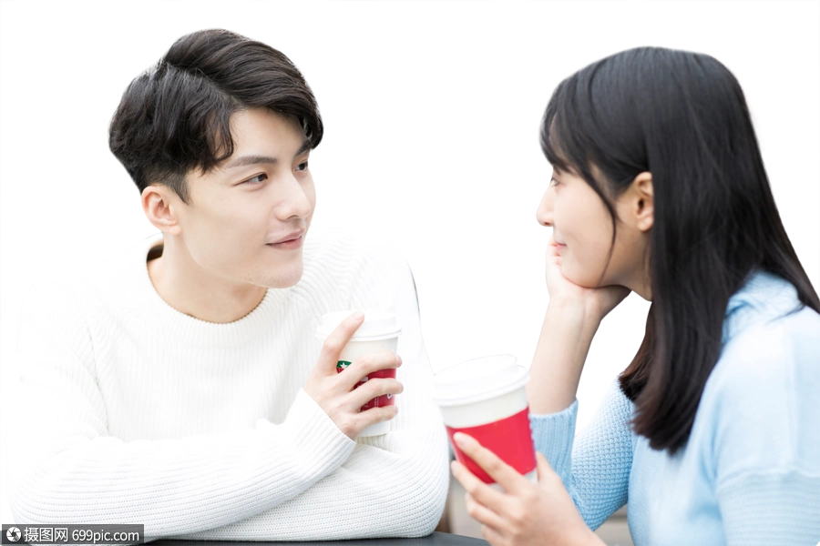 喝咖啡深情对视的情侣