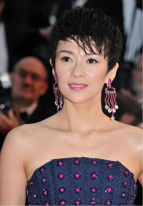 章子怡短发没那么美了,穿波点抹胸装凹造型,双腿纤细像"竹竿"