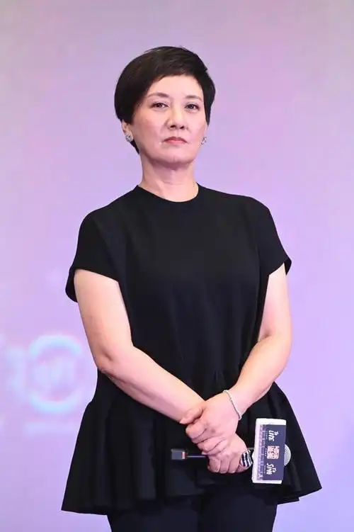 62岁邓婕显老却很时髦穿黑可爱风短裙配长裤俏皮又端庄