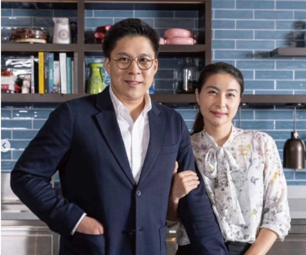 郭晶晶带儿女做公益8岁儿子大眼睛乖巧可爱神似爸爸霍启刚