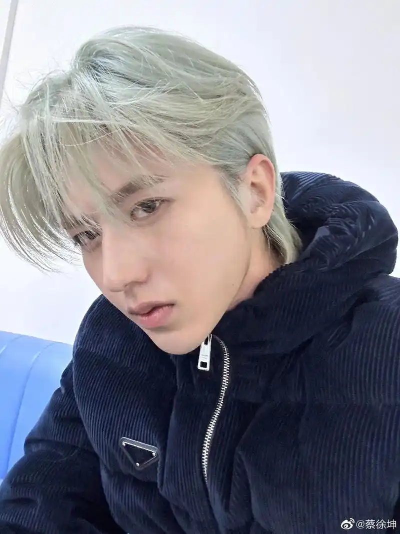 185大帅哥 #蔡徐坤 #分享照片 大哥发自拍就是帅 - 抖音