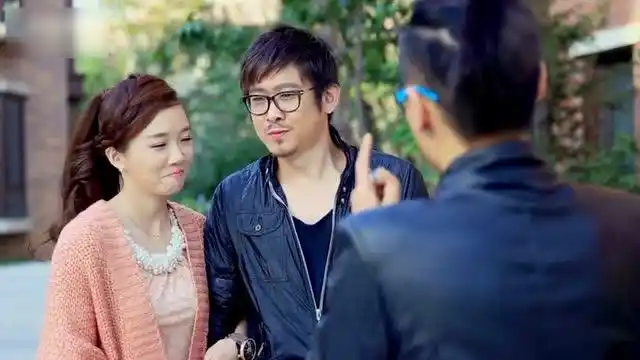 于莎莎和老公逛街碰到一小贩,小贩的话让老公偷乐,结果大失所望