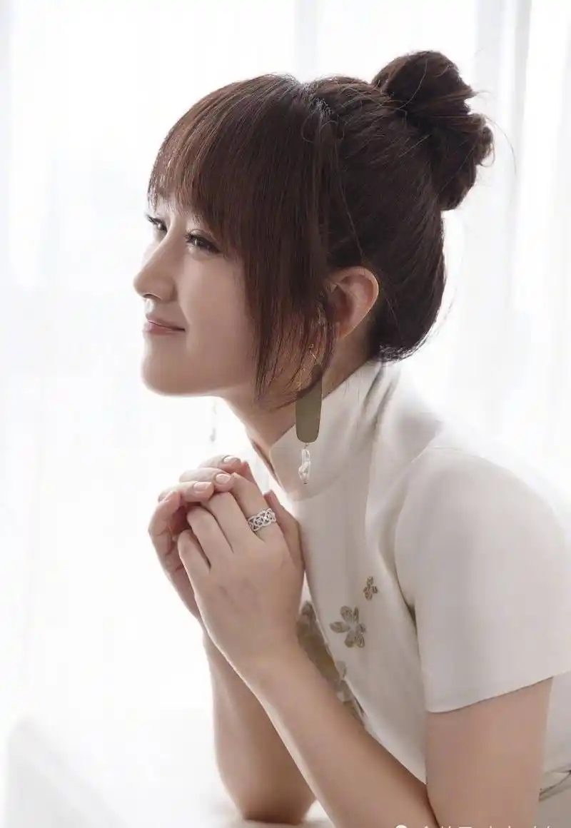 玉女杨钰莹晒美照似少女,手上戒指抢镜_生活_年龄_上都