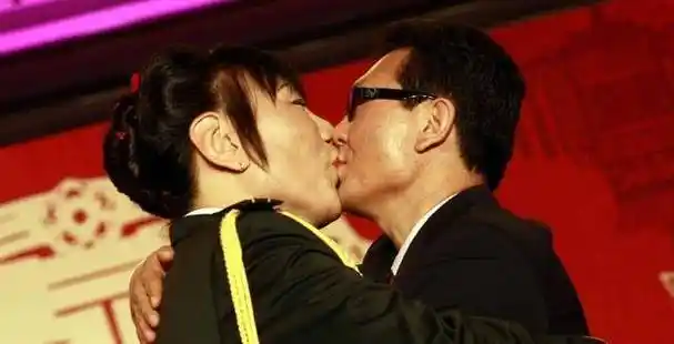 郑海霞接受采访时公开过丈夫徐庆华算是自己的老乡,是祖籍东北的河南