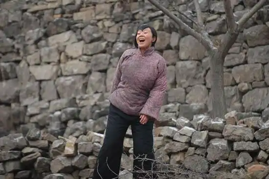 《斗牛》拍摄条件艰苦 闫妮变"零食专家"(图)