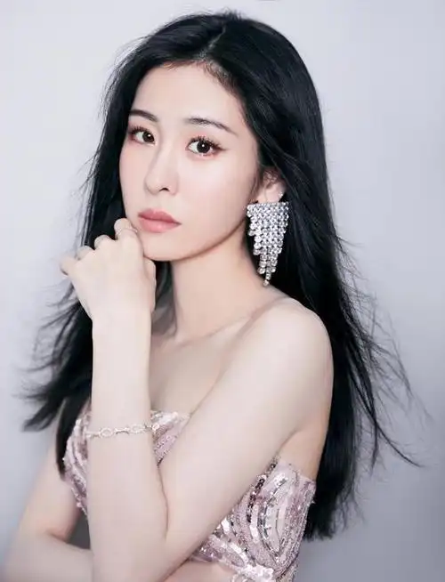 张碧晨性感长裙写真自拍照