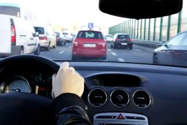 开车走高速是白天出发好还是晚上跑更好这其中好坏你得知道