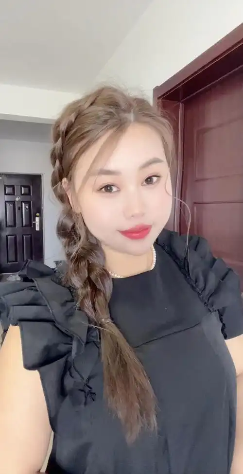 穿裙子侧编发型教程